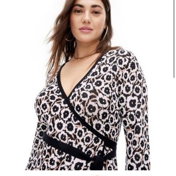 Women's Long Sleeve V-Neck Neutral Poppy Sweater Wrap Top - DVF L - Picture 4 of 5